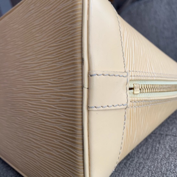 AUTHENTIC LOUIS VUITTON ALMA PM IN EPI (VANILLA) - Picture 2 of 10